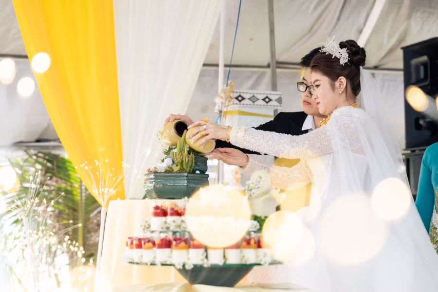 Nguyễn Quang Nhựt và Lê Hồng Quyên trồng cây sen đá thay cho nghi thức rót rượu mừng. Ảnh: NVCC