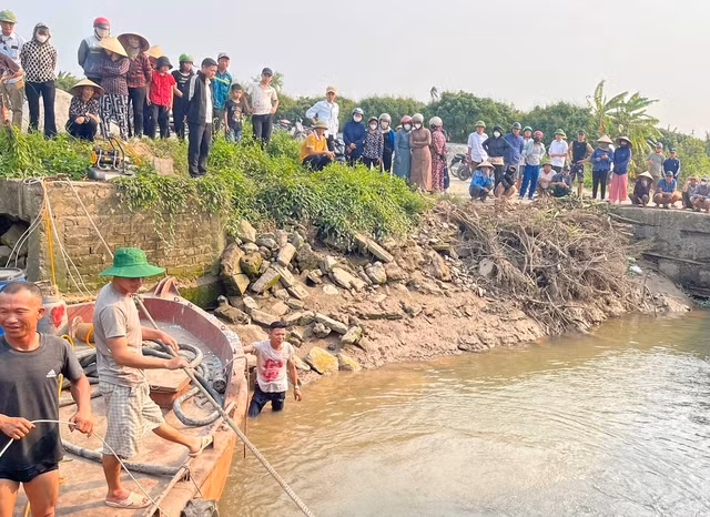 Lực lượng chức năng tìm kiếm thi thể nạn nhân