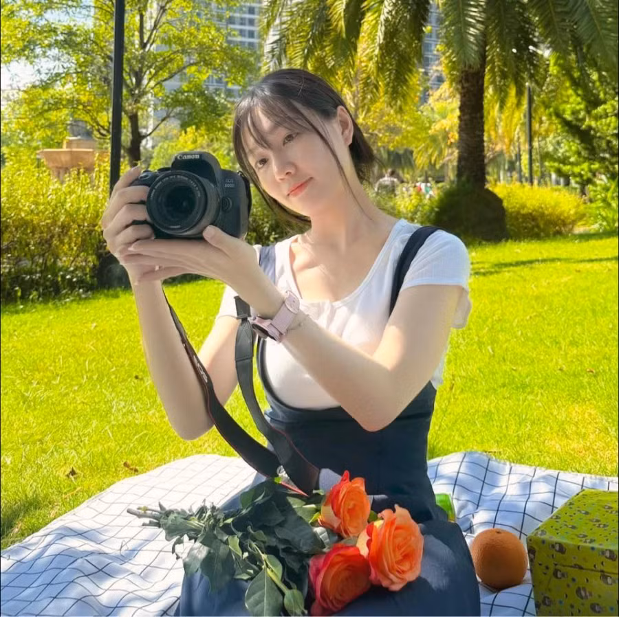 Thùy Chân thích mọi món quà được tặng. Ảnh: CAO AN BIÊN Thùy Chân thích mọi món quà được tặng. Ảnh: CAO AN BIÊN