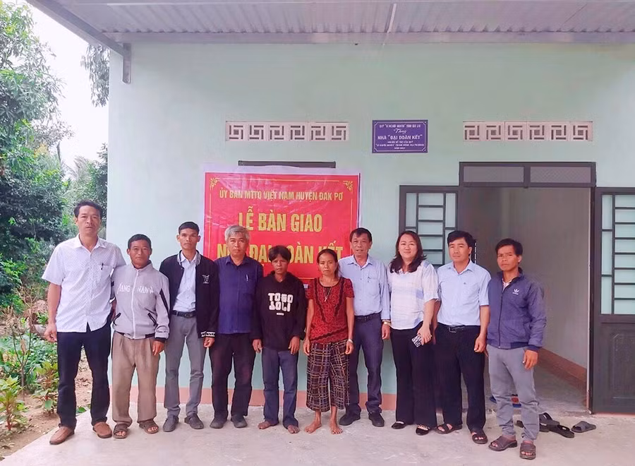 Lễ bàn giao nhà cho hộ Đinh Thị Chech (làng Kuk Kôn, xã An Thành). Ảnh: Lan Anh
