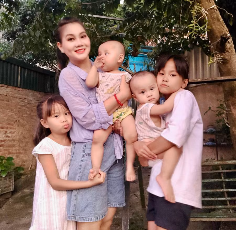 Chị Đinh Thị Bảy và các con, trong đó có 2 bé sinh đôi (ảnh nhân vật cung cấp).