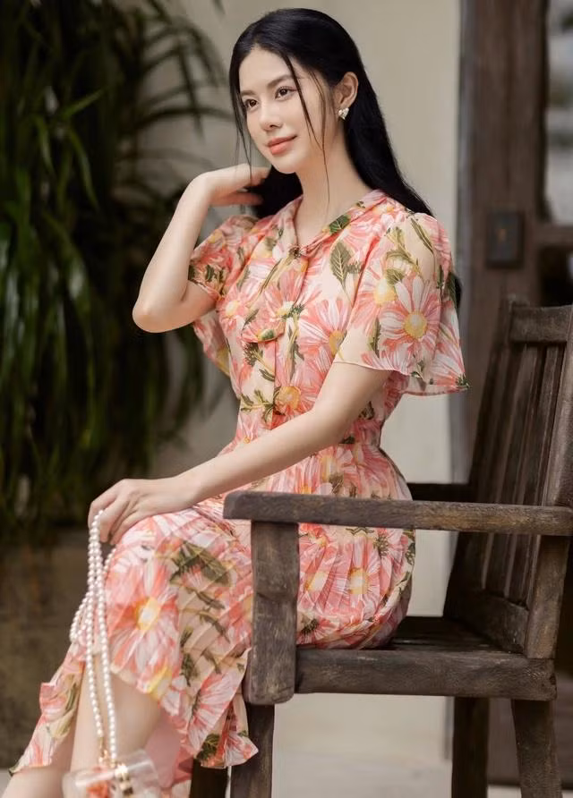 Đầm váy in hoa không chỉ phù hợp với những buổi đi chơi, hẹn hò hay cà phê gặp mặt mà còn có thể mặc đi làm. ẢNH IVY MODA
