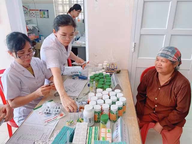 Phát thuốc miễn phí cho người dân. Ảnh: VIỆT AN