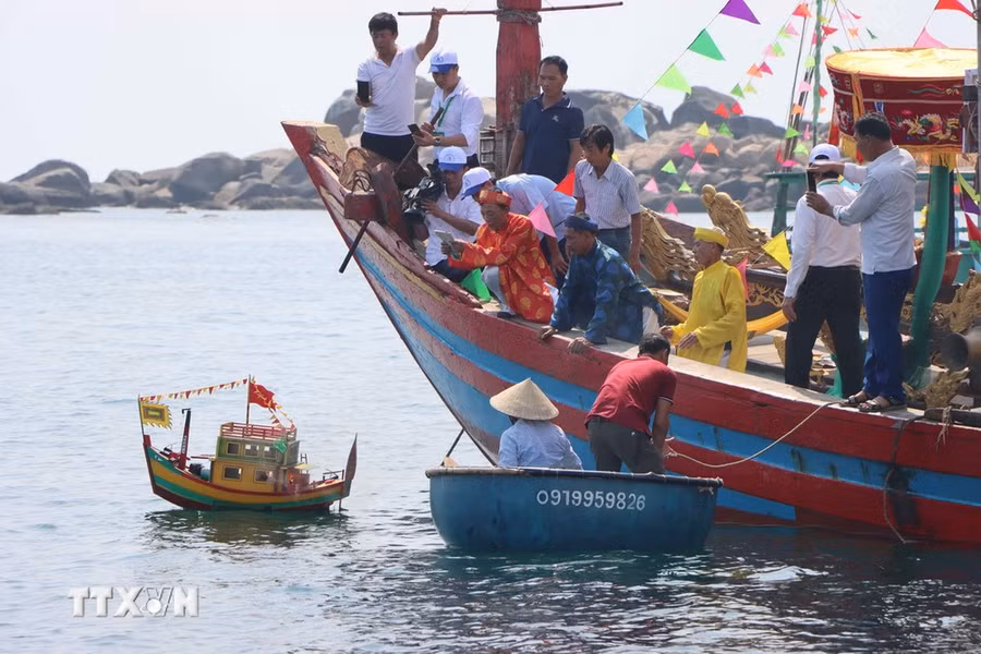 Ngư dân thả thuyền của ngư ông xuống biển. (Ảnh: Hữu Quyết/TTXVN) Ngư dân thả thuyền của ngư ông xuống biển. (Ảnh: Hữu Quyết/TTXVN)