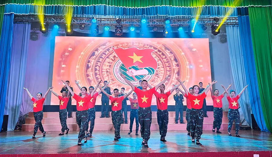 Các tiết mục văn nghệ trong đêm giao lưu được dàn dựng công phu. Ảnh: Bá Bính