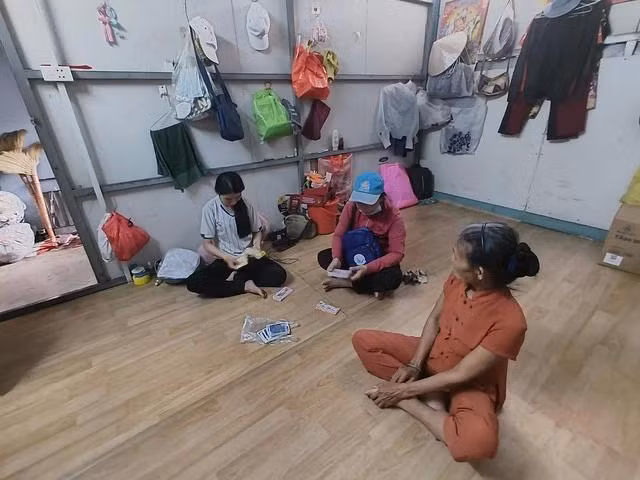 Một phòng trọ của những người bán vé số tại TP.HCM. Ảnh: Như Lịch Một phòng trọ của những người bán vé số tại TP.HCM. Ảnh: Như Lịch