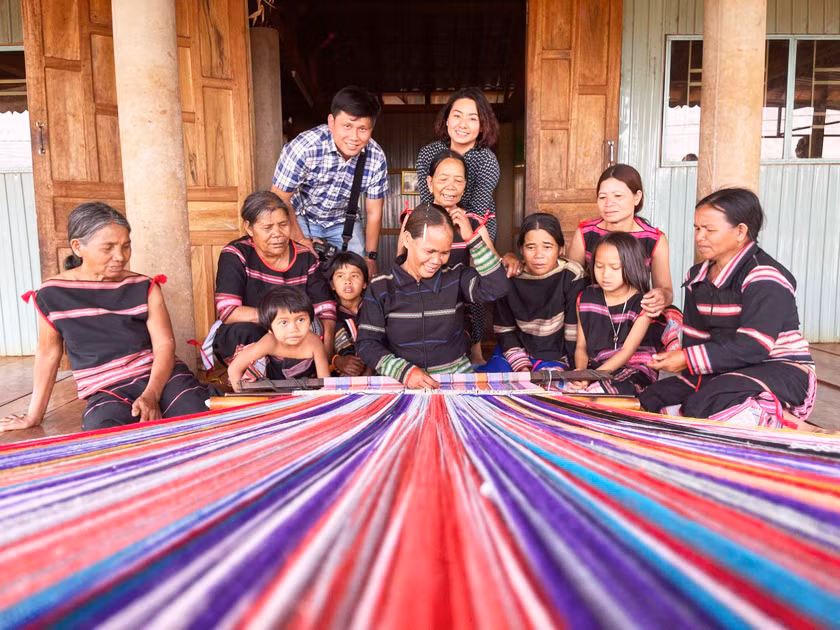 Câu lạc bộ Dệt thổ cẩm gắn với du lịch cộng đồng xã Ia Mơ Nông (huyện Chư Păh) thu hút nhiều du khách đến tham quan, trải nghiệm. Ảnh: M.C