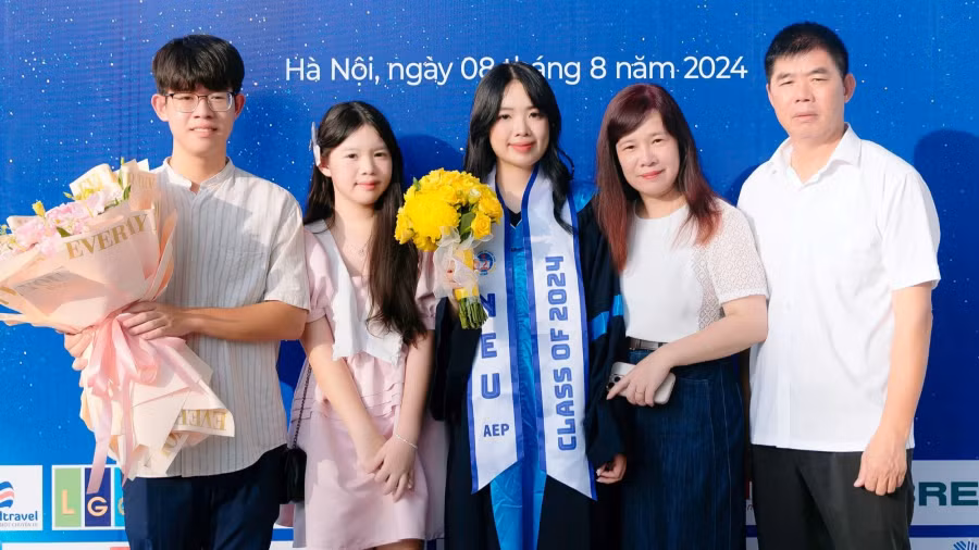 Gia đình là động lực để Yến Nhi phấn đấu học tập thật giỏi. Ảnh NVCC