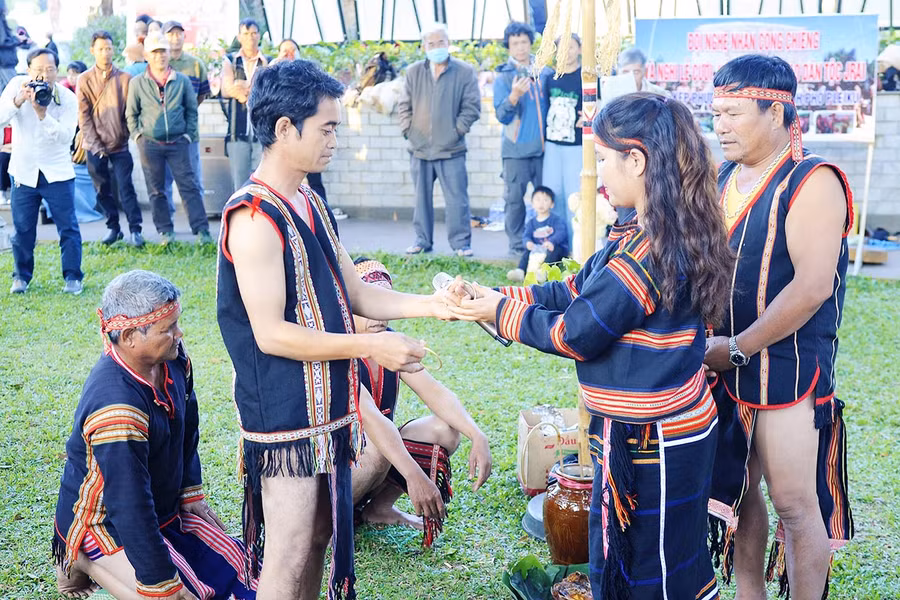 Nghi thức trao vòng trong hôn nhân của người Jrai. Ảnh: Bá Tính