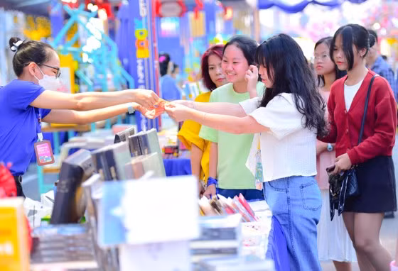Người dân tham quan, mua sắm tại Lễ hội Đường sách Tết. Ảnh: DŨNG PHƯƠNG