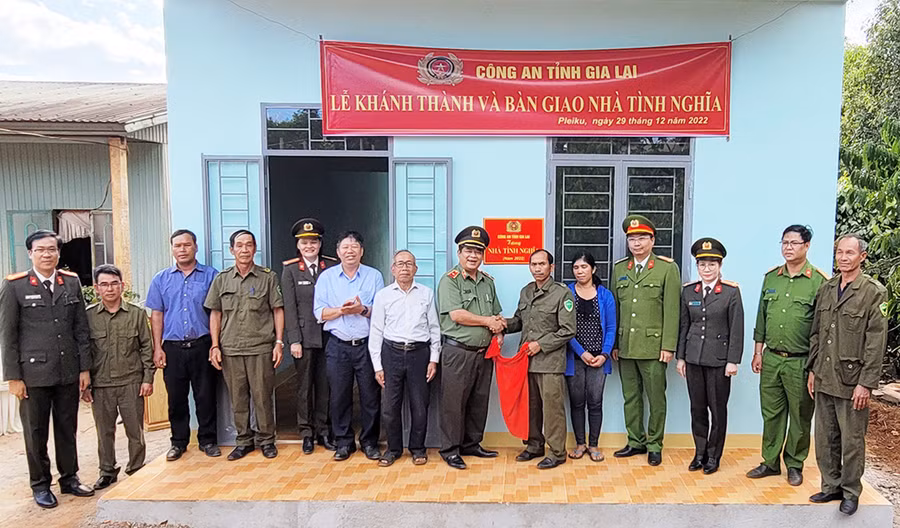 Thiếu tướng Rah Lan Lâm-Ủy viên Ban Thường vụ Tỉnh ủy, Giám đốc Công an tỉnh (thứ 8 từ trái sang) trao nhà tình nghĩa cho anh Rlan Hải-Công an bán chuyên trách xã Gào, TP. Pleiku. Ảnh: Thúy Trinh