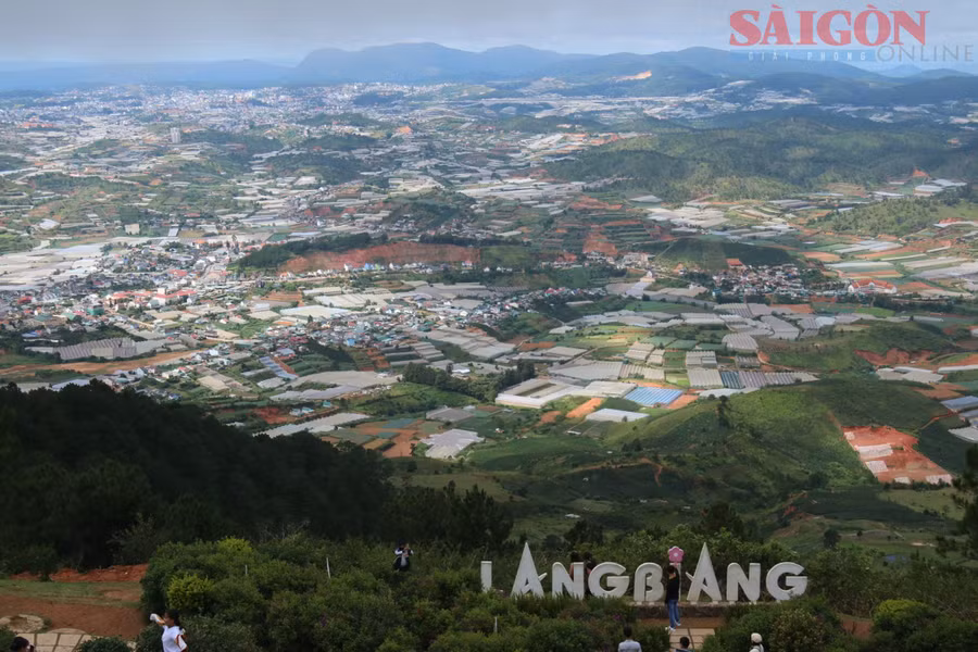 TP Đà Lạt phía xa nhìn từ núi Lang Biang. Địa danh du lịch nổi tiếng này sẽ thuộc Đà Lạt sau khi sáp nhập huyện Lạc Dương vào TP Đà Lạt. Ảnh: ĐOÀN KIÊN