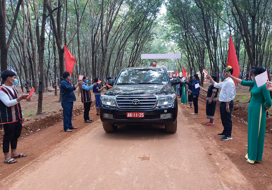Binh đoàn 15 khánh thành và bàn giao tuyến đường trên địa bàn biên giới cho huyện Ia Grai quản lý và sử dụng. Ảnh: Vĩnh Hoàng