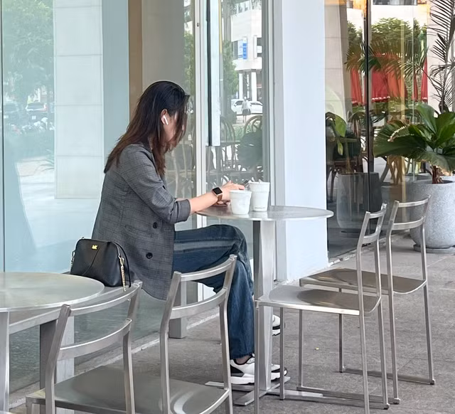 Cô gái được anh Hưng vẽ tặng. Ảnh: Kim Ngọc Nghiên