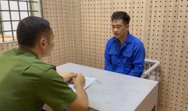 Công an H.Tuy Đức lấy lời khai đối với nghi phạm Nguyễn Hùng Phú. ẢNH: HỒNG LONG
