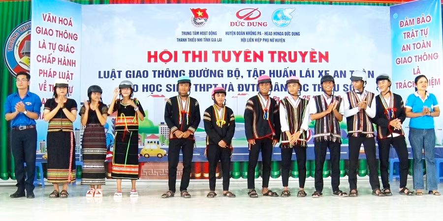 ĐVTN học sinh Trường THPT Đinh Tiên Hoàng Krông Pa tham gia Hội thi tuyên truyền về an toàn giao thông. Ảnh: Hà Đức Thành ĐVTN học sinh Trường THPT Đinh Tiên Hoàng Krông Pa tham gia Hội thi tuyên truyền về an toàn giao thông. Ảnh: Hà Đức Thành