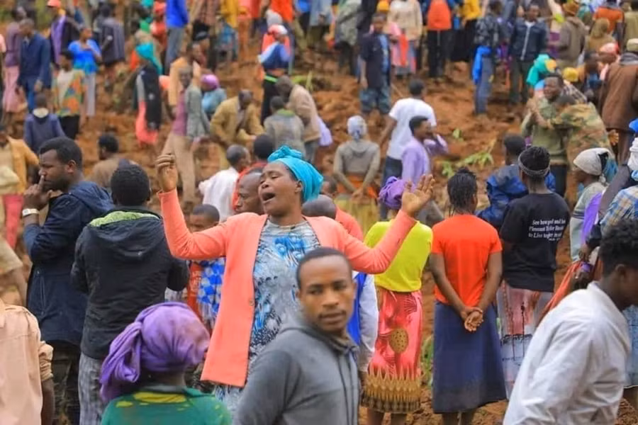 Người dân tập trung tại khu vực xảy ra lở đất ở huyện Geze Gofa, miền Nam Ethiopia, ngày 22/7/2024. (Ảnh: THX/TTXVN) Người dân tập trung tại khu vực xảy ra lở đất ở huyện Geze Gofa, miền Nam Ethiopia, ngày 22/7/2024. (Ảnh: THX/TTXVN)