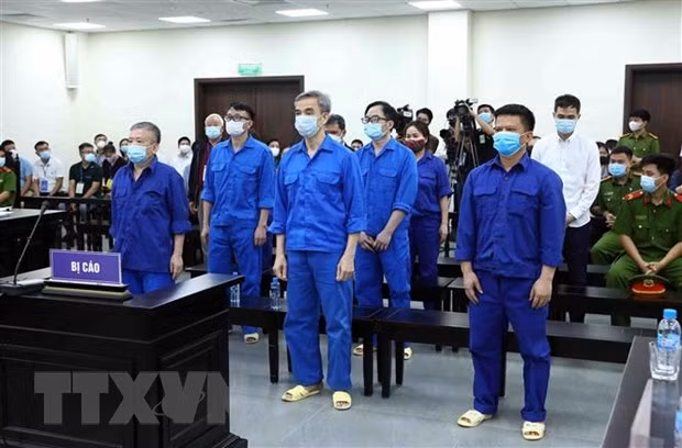 Các bị cáo tại phiên toà xét xử sơ thẩm. (Ảnh: Phạm Kiên/TTXVN)