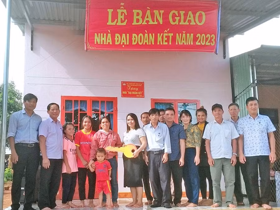 Năm 2023, toàn tỉnh đã xây dựng 175 ngôi nhà “Đại đoàn kết” cho hộ nghèo. Ảnh: Thanh Nhật Năm 2023, toàn tỉnh đã xây dựng 175 ngôi nhà “Đại đoàn kết” cho hộ nghèo. Ảnh: Thanh Nhật