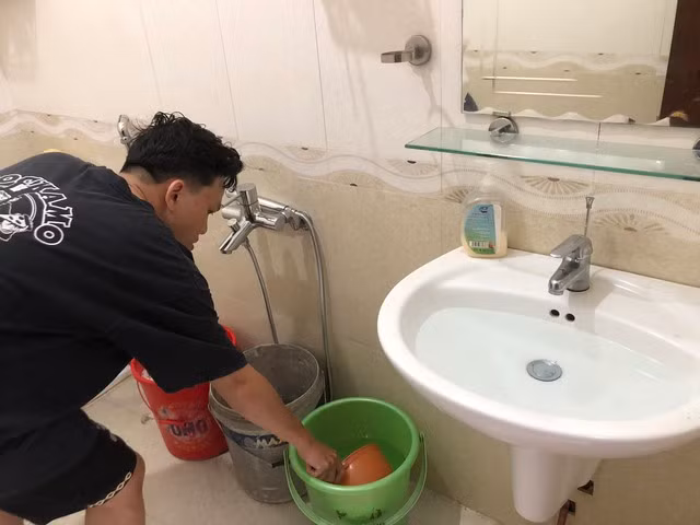 Việc thiếu nước sinh hoạt gây bức xúc cho người dân. Ảnh: Đức Nhật