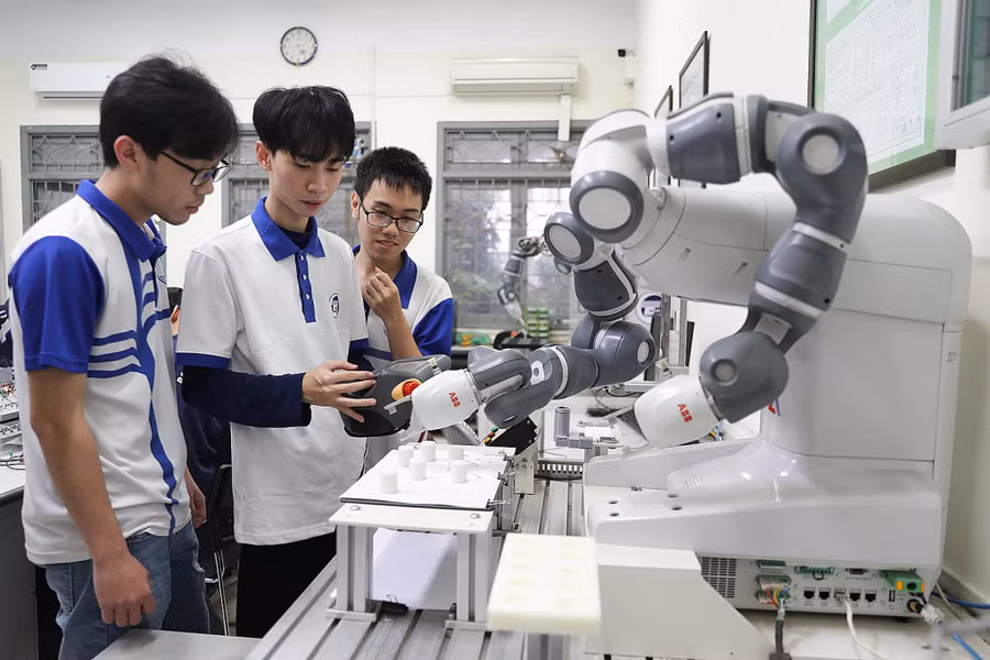 Sinh viên trường Đại học Công nghệ tham quan và học tập tại phòng thí nghiệm ở cơ sở Hòa Lạc. Ảnh: VNU