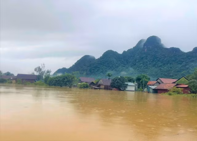 Nước dâng cao khiến hàng trăm ngôi nhà dân ở làng Tân Hóa bị ngập sâu.