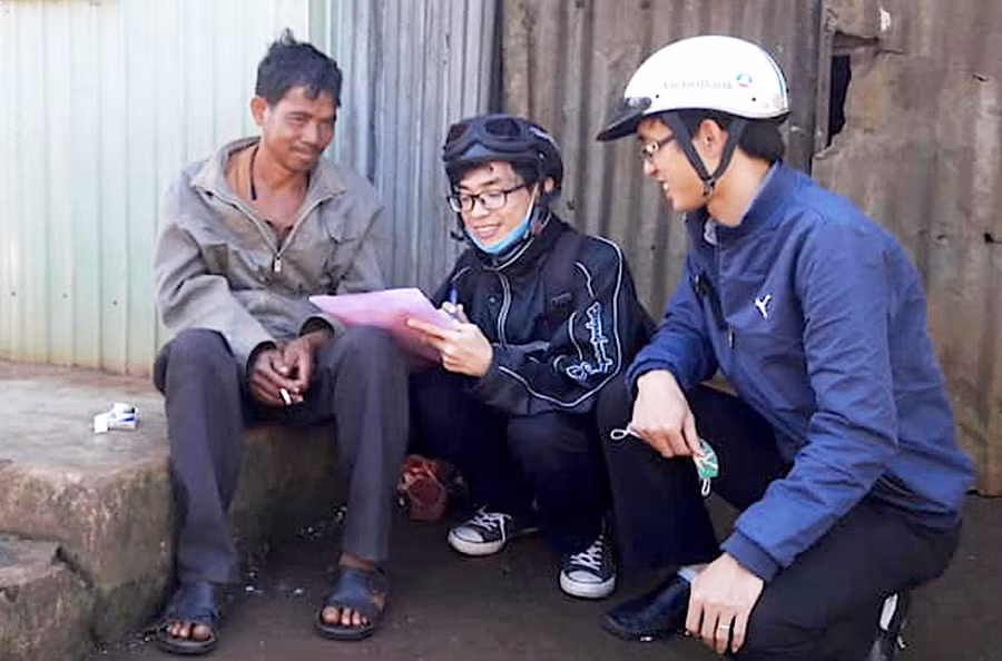 Nhóm nghiên cứu khảo sát thực trạng tại hộ gia đình. Ảnh nhân vật cung cấp.