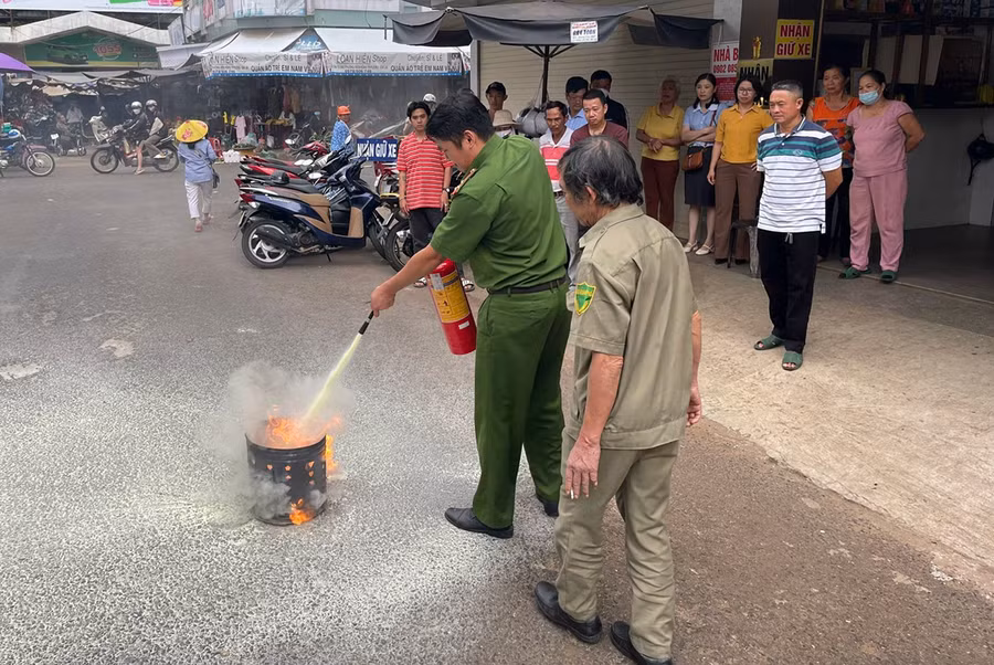 Lực lượng Công an phường Diên Hồng (TP. Pleiku) hướng dẫn thành viên Tổ liên gia an toàn PCCC sử dụng các thiết bị PCCC. Ảnh: Thiên Di
