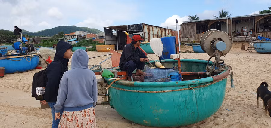 Người dân sau khi đánh bắt thủy hải sản trở về. Ảnh: TẤN ĐẠT