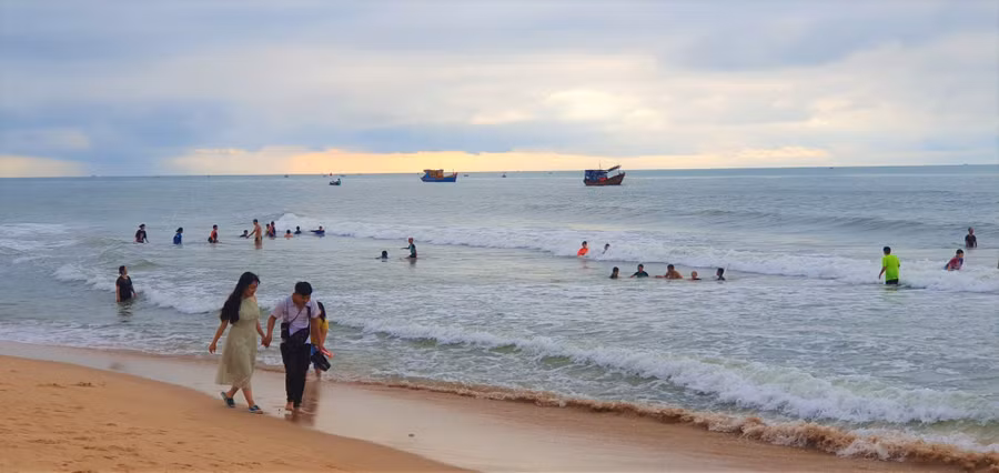Dạo bãi biển Phước Hải. Ảnh: TẤN ĐẠT
