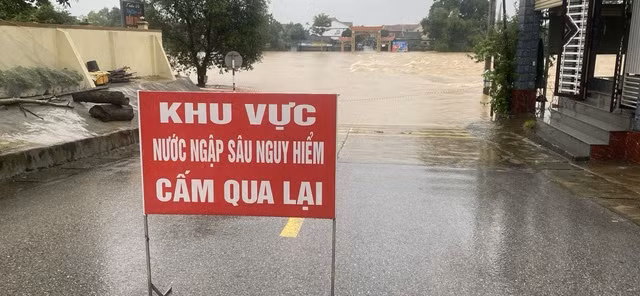 Lực lượng chức năng dựng biển cảnh báo Lực lượng chức năng dựng biển cảnh báo