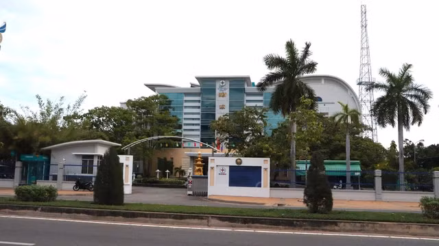Bộ Công an khám xét trụ sở Công ty Điện lực Bình Thuận chiều 27-12. Ảnh: Q.A