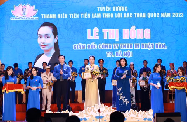 Tuyên dương 420 thanh niên tiên tiến làm theo lời Bác toàn quốc - Ảnh 5. Bà Nguyễn Thị Tuyến và anh Nguyễn Minh Triết trao chứng nhận cho đại biểu. Ảnh: NGỌC THẮNG