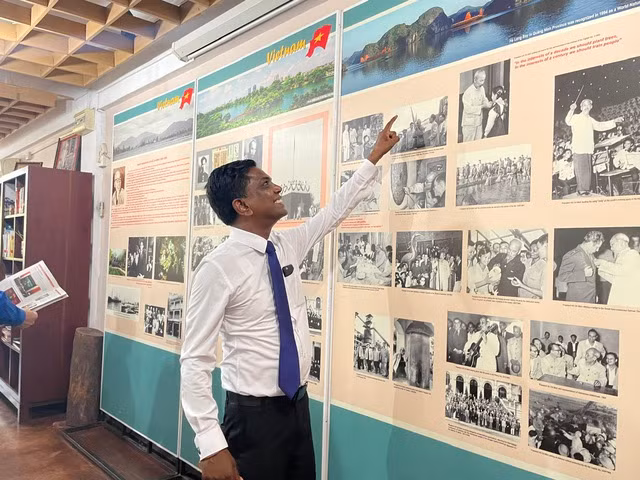 Thư ký Thủ tướng Sri Lanka ông Samitha Kavirathna tham quan và tìm hiểu về cuộc đời và sự nghiệp của Chủ tịch Hồ Chí Minh. Ảnh: Vũ Thơ