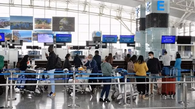 Hành khách dễ dàng kết nối wifi bên trong sân bay Nội Bài. ẢNH MH