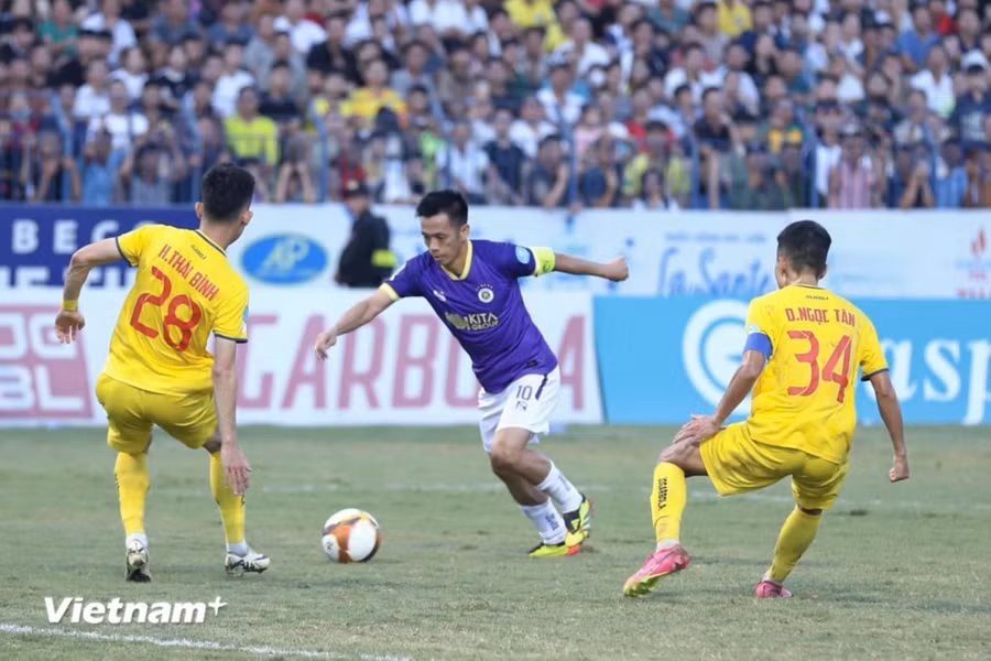 Tiền đạo Văn Quyết thất bại trên chấm đá phạt đền khiến Hà Nội FC nhận thất bại chung cuộc. (Ảnh: Việt Anh/Vietnam+)