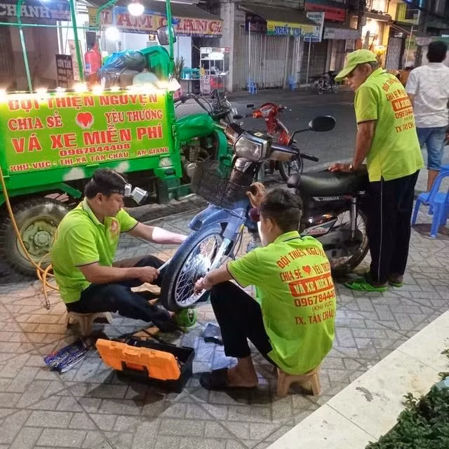 Ông Nguyễn Thanh Vân (trái) cùng các thành viên trong đội vá xe giúp người gặp sự cố về đêm. ẢNH: DUY TÂN Ông Nguyễn Thanh Vân (trái) cùng các thành viên trong đội vá xe giúp người gặp sự cố về đêm. ẢNH: DUY TÂN