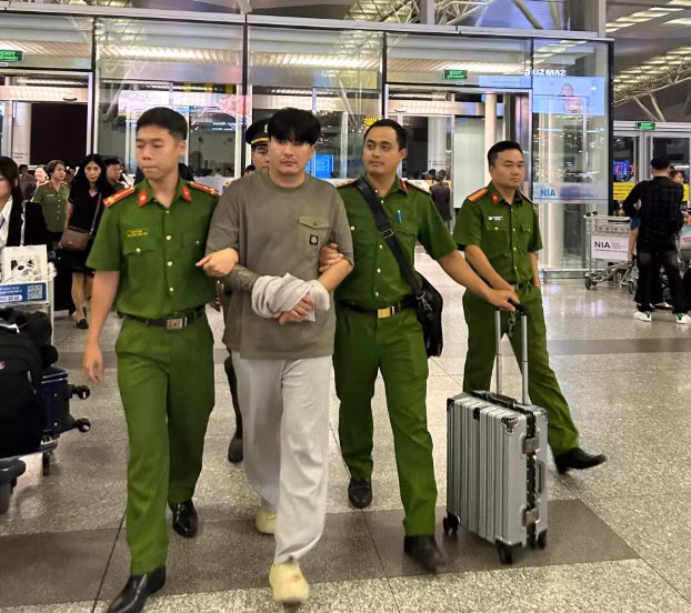 Cảnh sát Việt Nam dẫn giải Kim Hyeong Gwon. Ảnh: L.N.