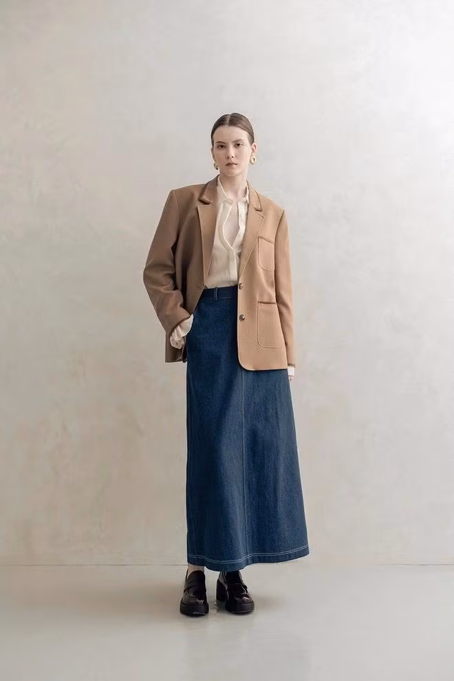Những kiểu giày cổ điển như loafer, Mary Jane, ankle boots... hoàn hảo cho váy midi mùa thu đông. ẢNH: WEPHOBIA Những kiểu giày cổ điển như loafer, Mary Jane, ankle boots... hoàn hảo cho váy midi mùa thu đông. ẢNH: WEPHOBIA