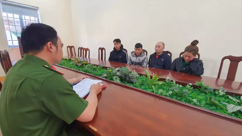 Các nghi phạm tại cơ quan công an. Ảnh: S.Đ Các nghi phạm tại cơ quan công an. Ảnh: S.Đ