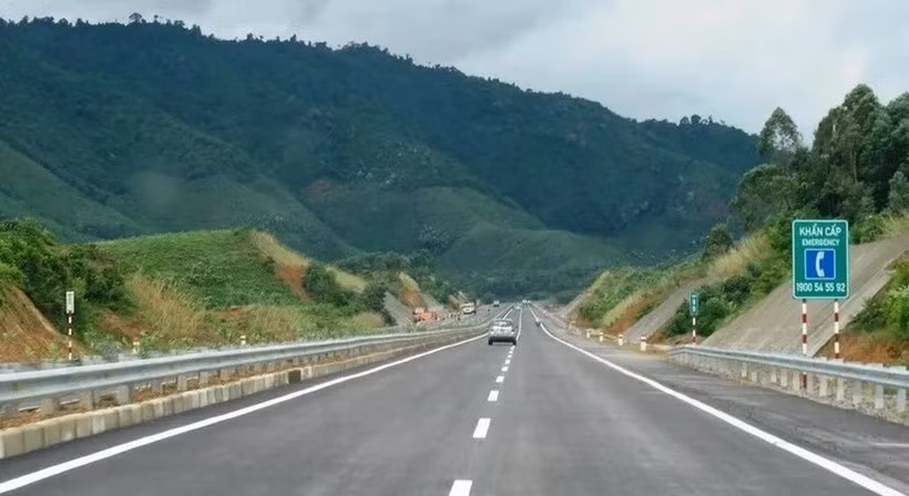 Phương tiện lưu thông trên một đoạn tuyến cao tốc đưa vào khai thác, vận hành. (Ảnh: Việt Hùng/Vietnam+)