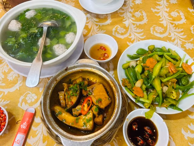 Người Việt có thói quen chấm thêm các loại nước chấm trong khi ăn. Ảnh: LÊ CẦM
