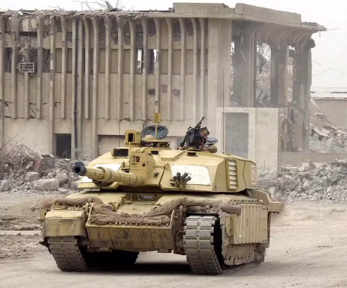 Xe tăng Challenger 2 của Lữ đoàn thiết giáp số 7 của Anh di chuyển qua TP Basra, miền Nam Iraq, vào ngày 31-3-2003. Ảnh: Reuters