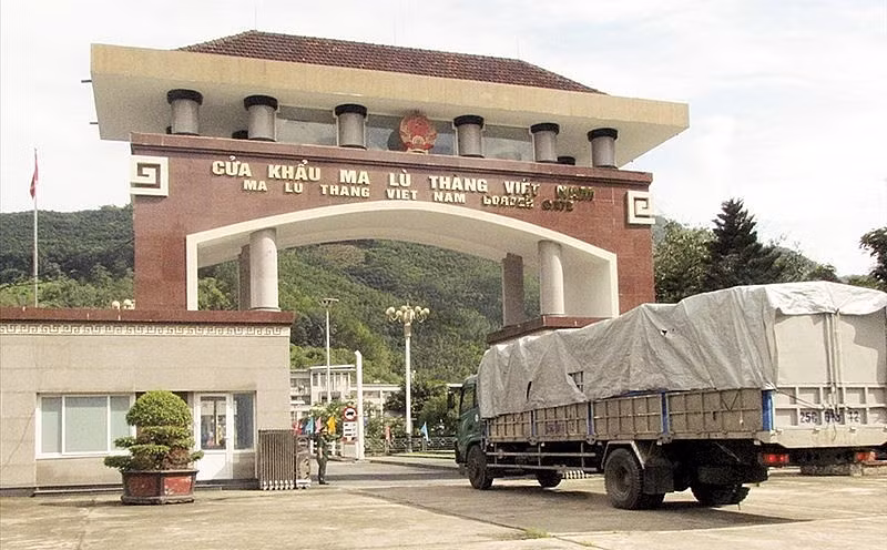 Tập trung đẩy mạnh phát triển kinh tế biên mậu, phát huy vai trò là cửa ngõ thông thương giữa các nước ASEAN và Trung Quốc thông qua Cửa khẩu quốc tế Ma Lù Thàng (Việt Nam) (ảnh tư liệu).