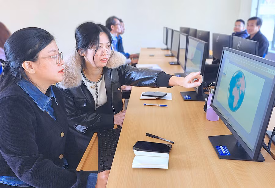 Chương trình tập huấn chú trọng vào kỹ năng thực hành chuyên ngành giúp các giảng viên sư phạm của tỉnh tiếp cận với nội dung nhanh chóng, hiệu quả. Ảnh: M.T