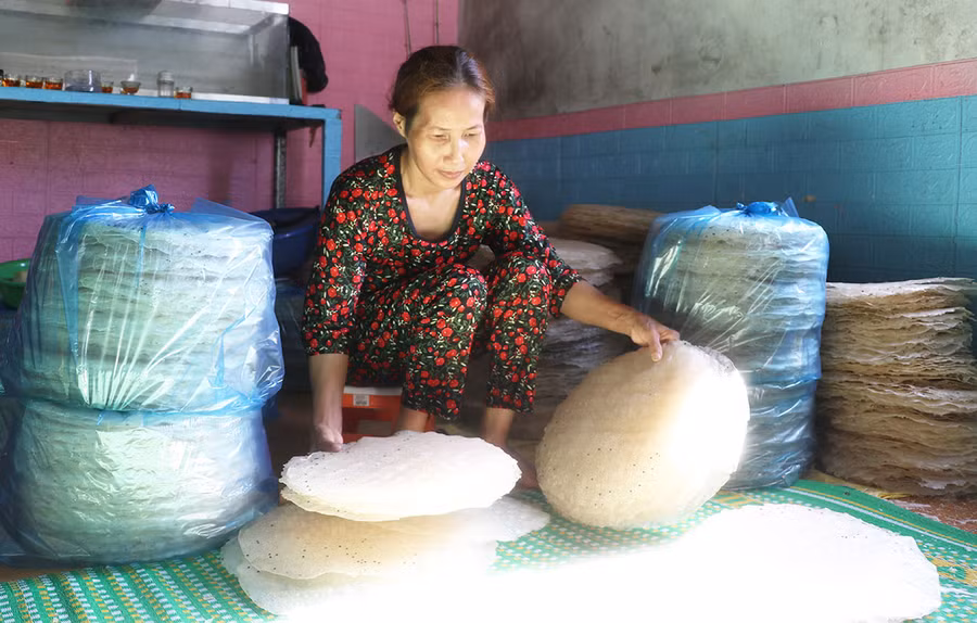 Bà Đặng Thị Hà (thôn An Điền Nam, xã Cửu An, thị xã An Khê) sắp bánh tráng thành ràng để giao cho khách hàng. Ảnh: Ngọc Minh Bà Đặng Thị Hà (thôn An Điền Nam, xã Cửu An, thị xã An Khê) sắp bánh tráng thành ràng để giao cho khách hàng. Ảnh: Ngọc Minh