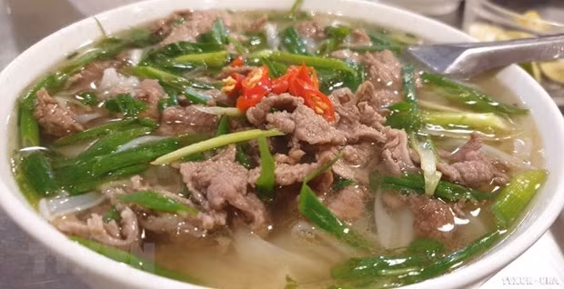 Một bát phở bò tái với đầy đủ gia vị. (Ảnh: Ngọc Liên/TTXVN)