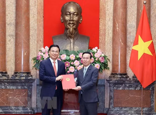 Chủ tịch nước Võ Văn Thưởng trao Quyết định cho Đại sứ Phạm Quang Hiệu. (Ảnh: Thống Nhất/TTXVN) Chủ tịch nước Võ Văn Thưởng trao Quyết định cho Đại sứ Phạm Quang Hiệu. (Ảnh: Thống Nhất/TTXVN)