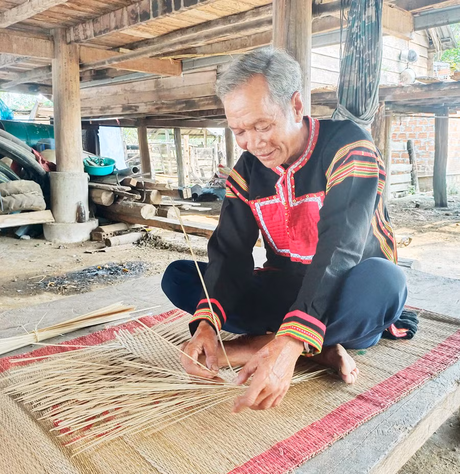 Với ông Ksor Róch, duy trì nghề đan lát là góp phần giữ gìn nét văn hóa truyền thống của dân tộc Jrai. Ảnh: KSOR H'YUÊN