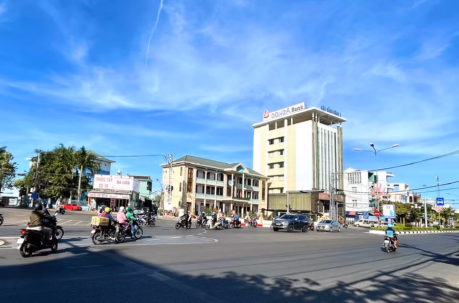 Nút giao thông Ngã ba Hoa Lư (đường Phạm Văn Đồng và Phan Đình Phùng, TP. Pleiku) đã được cải tạo, mở rộng giải quyết được tình trạng ùn tắc giao thông cục bộ giờ cao điểm. Ảnh: M.P